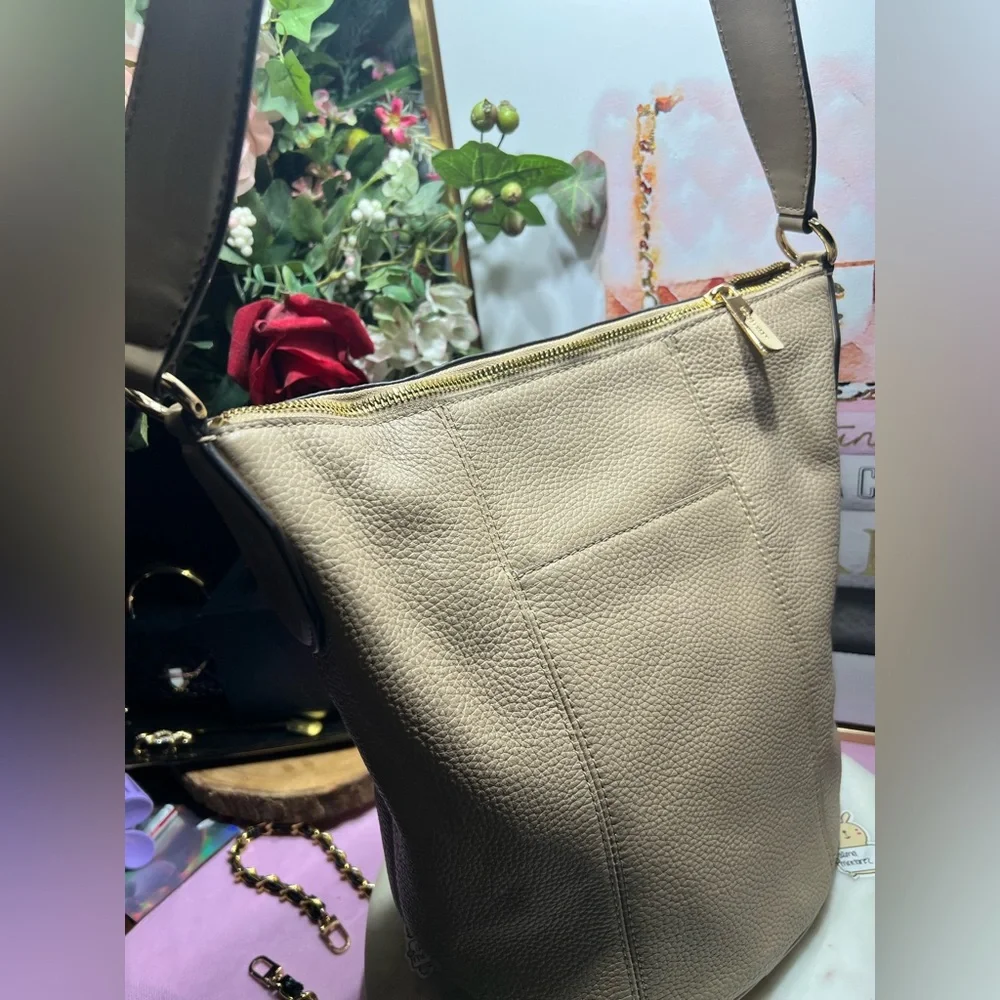 Michael Kors Brooke Medium Bisque Pebbled Leather Bucket Messenger Handbag EUC